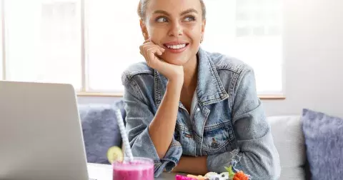 Léto přeje krabičkám. Připravte si jednoduché obědy do krabičky. Zhubnete a ušetříte. Galerie nejkrásnějších krabiček, které vám budou kolegyně závidět