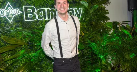 Video: Pracuje jako číšník, ale milují ho tisíce lidí. Martin Hranáč dvacet let po reality show Vyvolení