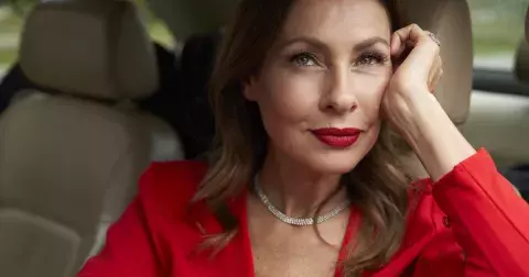 Pryč se smutnou černou! Modrá, fuchsiová nebo červená, podzim 2025 rozhodně nebude o šedi