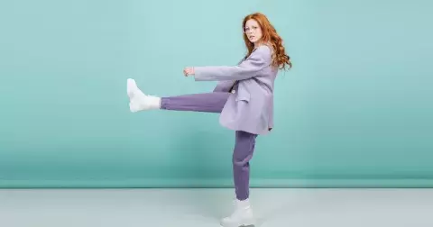 Nepatří k nejoblíbenějším barvám, ale ovládne podzim 2025. Sametová saka, šaty nebo obyčejné tričko v odstínech této barvy