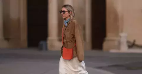 Umělý semiš v barvě kávy je hitem podzimu 2025: Kombinujte ho s těmito dvěma materiály