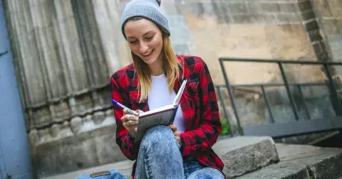 Nejvíce trendy košile letošního podzimu je laděna do sytých tónů třešňově červené. Ty nejhezčí jsme vybrali do galerie