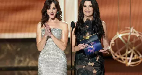 Móda z cen Emmy 2025: Herečky v barvách růží, tesknoty i nevinnosti a na protest i jedny obyčejné džíny