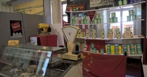 Kvíz: Vylovte z paměti, kolik co stálo za socialismu. Pedro za kačku, ale co třeba maso nebo rohlíky? Vyzkoušejte si náš retro kvíz