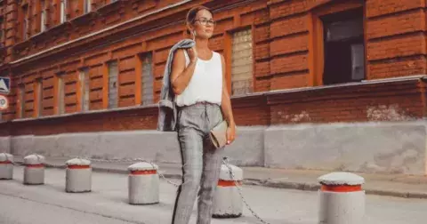 Jak nosit po 50 cigaretové kalhoty z 80. let? Poradíme vám