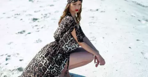 Leopardí a semišové sukně: Nuda jde stranou. Dominantní textura a vzor budou vládnout podzimu 2025 s elegancí i divokostí