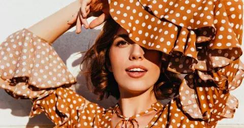 Nadčasové polka dots kralují podzimu: Ikonické značky používají puntíky na výrazných kabátech, šatech i obuvi