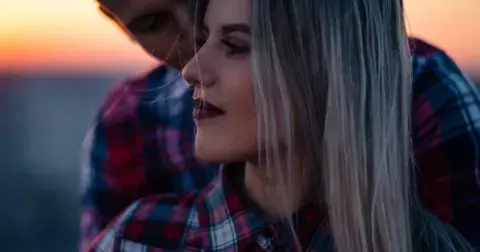 Blíženci a Vodnáři zažijí revoluci ve vztazích. Je čas říct pravdu. A co ostatní znamení?