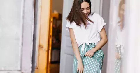 Upnutým kouskům odzvonilo. Trendem podzimu 2025 je tento typ sukně