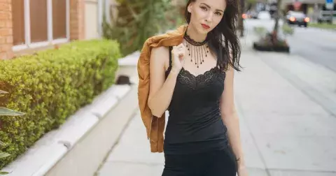 Krajka je pro léto jako dělaná. Jak ji nosit a kombinovat s vhodnými doplňky? Nemusíte se do ní zahalit, volte jen krajkové detaily