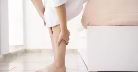 Hrozí vám trombóza? Tyto příznaky nesmíte ignorovat. Riziko se zvyšuje už po 2 hodinách sezení, varuje lékařka