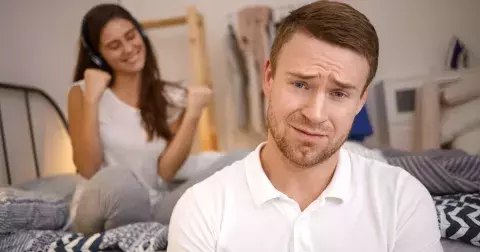 Richard (46 let): Drahá Deniso, prosím tě, začni s tím svým nakupováním něco dělat, rodinu to může zničit.