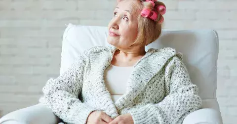 Cestu ke klidnější komunikaci při Alzheimerově chorobě radí lékařka. Oslovujte jménem, dívejte se do očí a nezapomínejte na jednu věc