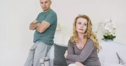 Kamila (51): Manžel se zamiloval do jiné, ale nechce odejít z domu a já pořád čekám, kdy budu mít konečně klid!