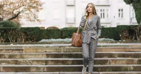 Trendy kalhoty pro podzim 2025: Prodlouží a zeštíhlí nohy a skvěle sednou ženám po 50