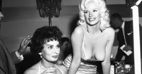Pobuřující fotografie z roku 1957: Jak vznikla fotka, kde Sophia Loren sleduje ňadra krásné Jayne Mansfield