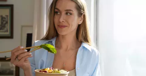 Top 5 potravin pro ženy po 40: Co zařadit do jídelníčku pro zpomalení stárnutí? Ovesné vločky omlazují pleť, ořechy regulují stres, tvrdí nutriční terapeutka