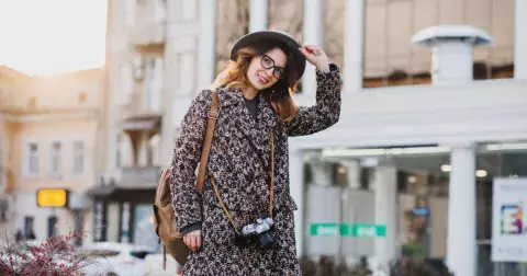 Podzim ve stylu Londýňanek. Milují dlouhé šaty, oblékají k nim tyto svetry a doplňky