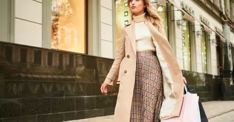 Maxi sukně a dlouhé kabáty: Překvapivá kombinace, která na podzim jednoznačně zaboduje