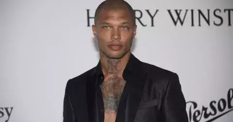 Nejkrásnější zločinec světa: Jeremy Meeks byl členem gangu a skončil ve vězení, přesto se stal idolem. Temná minulost mu pomohla ke slávě
