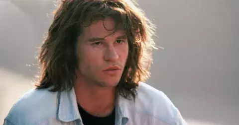 Ani Batman není nesmrtelný: Zemřel herec Val Kilmer. Krom Batmana okouzlil jako Jim Morrison, nad vodou ho držela zpěvačka Cher