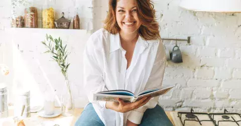 Jedna halenka, 4 různé outfity: Jak s obyčejnou bílou halenkou vytvořit ty nejstylovější trendy, které budou slušet všem ženám nad 50 let