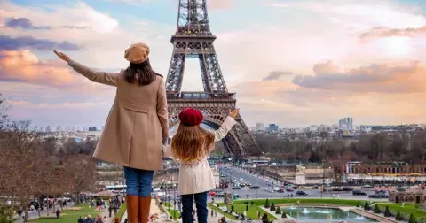 Co nosí Francouzky na podzim místo bundy? Stylové kabátky a blejzry. Tipy na nadčasové kousky, které nesmí chybět ve vaší skříni