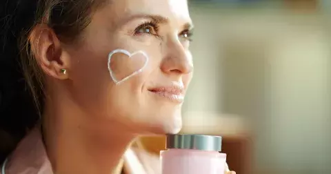 Kvalitní krémy pro zralou pleť nemusí být drahé: Některé koupíte do stovky i v drogerii