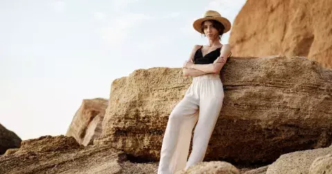 Lehounké kalhoty jako nezbytná součást letní módy každé ženy. Jak je nosit podle věku a kde je koupit levně?