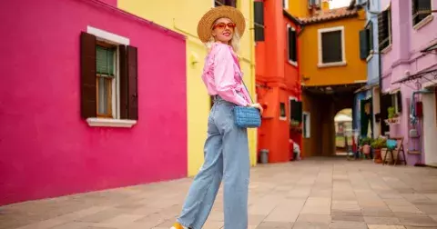 Džíny pro dospělé ženy: Tyto dělají hezký zadek i po padesátce. Inspirujte se u módních editorek z Vogue Italia