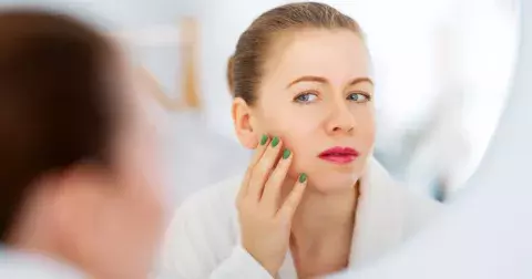 Pigmentové skvrny jako strašák žen po 50: Tipy na produkty, které s nimi po létě zatočí