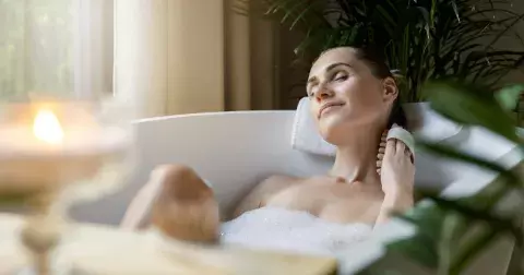 Zasvěťte nedělní večery kosmetické rutině a relaxaci: Inspirací může být redakční výběr peelingů, olejů a masek, díky kterým budete krásnější