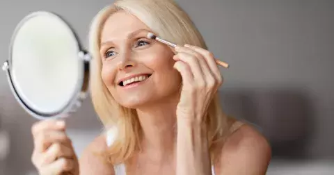 Líčení očí, které vás omladí, ale jen pokud zvolíte správné barvy. Vhodné barevné kombinace očních stínů pro zralé ženy prozradí odborníci