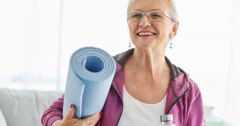 Cvik Mrtvý brouk zlepšuje pohyblivost, posiluje střed těla a zázračně rovná páteř, říká odbornice. Je velmi jednoduchý a zvládnou ho i starší ženy