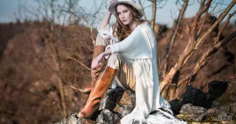 Něco jako boho, ale vlastně vůbec. Western style je módní trend, který oceníte po zbytek léta i na podzim 2025