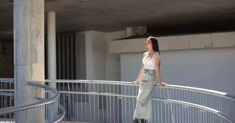 Dlouhé džínové maxi sukně se opět vrací na scénu. Představily je i značky zvučných jmen. Jak je nosit i po 50, aby zakryly, co mají?