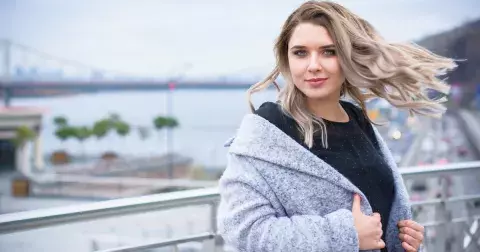 Podzimní XXL móda na každý den: Boubelkám zalichotí projmuté střihy i dlouhé kardigany