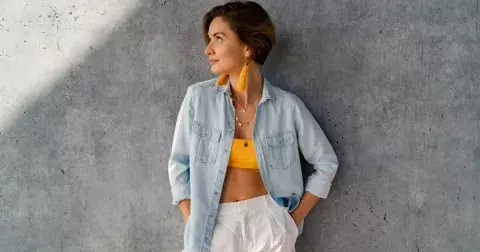 Džínová košile jako skvělý svrchník pro pozdní letní večery i jako skvělý top pod sako. Inspirujte se v galerii
