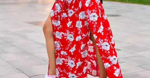 Maxi sukně a tenisky: Ideální kombinace na babí léto, ve které spolehlivě omládnete