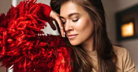 Latte make-up jako podzimní trend v líčení: Hřejivé tóny spolehlivě rozjasní i zralou pleť