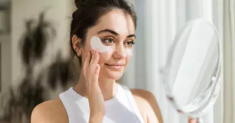 Těchto 5 osvědčených tipů vám pomůže zbavit se váčků a kruhů pod očima