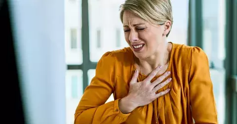 3 SOS tipy proti pálení žáhy: Nemusíte chodit do lékárny, pomoc máte doma. Uleví i žvýkačka