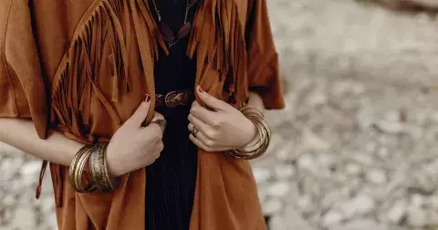 Vrací se jeden trend ze sedmdesátek! V 80. letech se nosil na kožených bundách a ovládne i podzim 2025