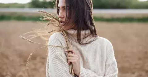 Na upnuté svetry zapomeňte: Kousek, který tento podzim nesmí chybět v šatníku, zakryje všechny nedokonalosti