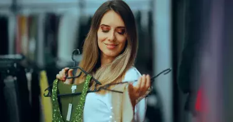 Nudná trika vyměňte za nápadité topy. Letos vedou uzlové detaily, flitry a jeden typ rukávů