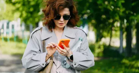 Podzimní móda Londýňanek sází na lehké bundy a semišové boty. Vyberte si z naší galerie