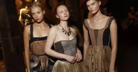 Londýnský týden módy zahájen: Podívejte, jaké modely se objevily na každoročně očekávané módní akci