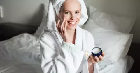 Jaký krém si pořídit na podzim podle typu pleti? Bojujte s následky léta i prvním chladem