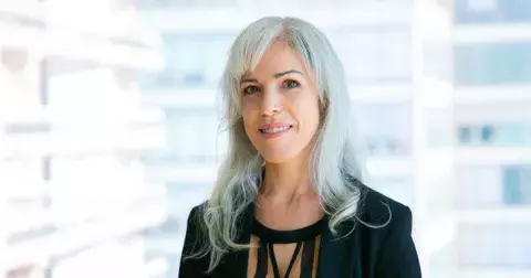 Šediny už dávno nejsou známkou stárnutí: Šedá je jednou z TOP barev roku 2025