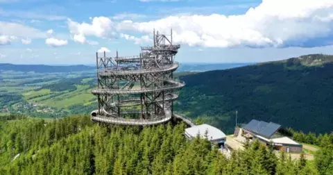 Stezka v oblacích, dechberoucí visutý most nebo výlet na koloběžkách krásnou přírodou. Na Dolní Moravě vás toho ohromí mnohem víc